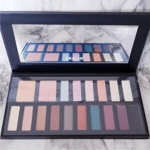 Chic Dark Color Eyeshadow Palette 18
Color Urban Memory with Mirror